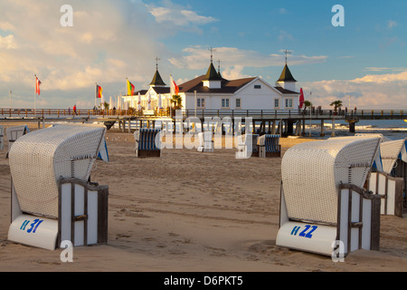 Sillas de playa y el muelle histórico de Ahlbeck, en la isla de Usedom, costa báltica, Mecklemburgo-Pomerania Occidental, Alemania, Europa