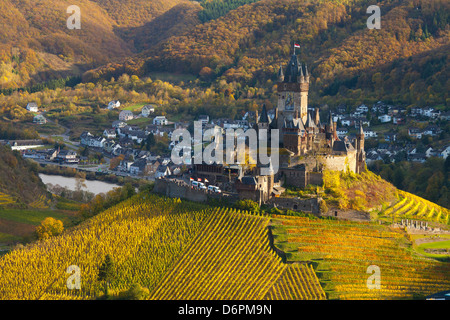 Vista sobre Cochem Castle y el valle del río Mosel en otoño, Cochem, Renania-Palatinado (Renania-Palatinado), Alemania, Europa