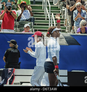 Delray Beach, Florida, Estados Unidos. El 21 de abril, 2013. Un guardia de seguridad de la policía mantiene un ojo vigilante sobre los fans aplaudiendo y tomando fotos, como máximas Serena Williams, de los EE.UU., a la derecha, olas y capitán del equipo Fed Cup estadounidense Mary Joe Fernandez aplaude, después Serena Sofía Arvidsson de Suecia derrotó 6-2, 6-1 para dar a los EE.UU. una ventaja de 2-1 en el tercer partido de los EE.UU.-- Suecia Playoff del Grupo Mundial de Fed Cup empate en el Delray Beach Tennis Center en Delray Beach, Florida Serena es 10-0 en Fed Cup singles jugar. (Crédito de la imagen: Crédito: Arnold Drapkin/ZUMAPRESS.com/Alamy Live News) Foto de stock