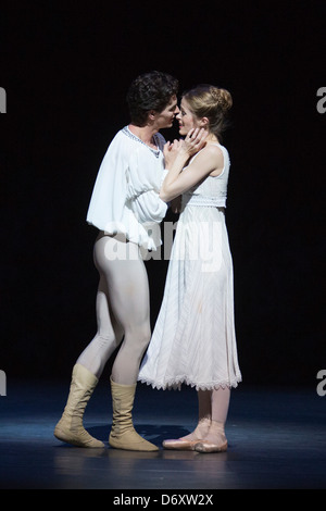 Romeo y Julieta realizada por el Ballet Nacional de Canadá en el Sadler's Wells Theatre, Londres Foto de stock