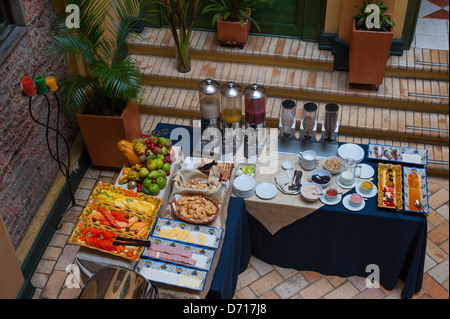 Patio interior con Desayuno Buffet en el Hotel De La Ópera, en la  Candelaria, el casco antiguo de la ciudad de Bogotá, Colombia Fotografía de  stock - Alamy