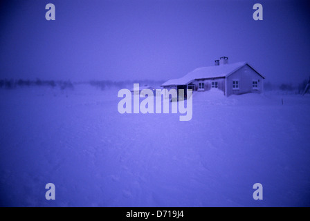 Noruega Finnmark, cerca de Karasjok, Mid-Winter, alrededor de las 10am, Raven Cabin, Ventisqueros Foto de stock
