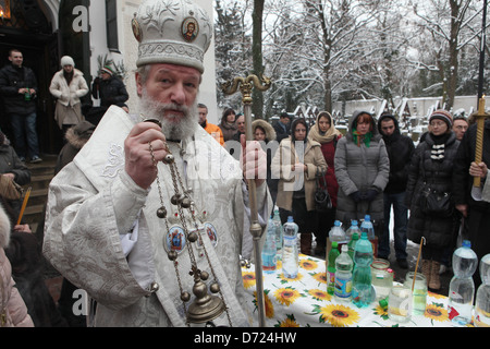 Christopher metropolita ortodoxo consagra la Epifanía de agua en frente de la Iglesia de la Dormición Cementerio Olsany en Praga. Foto de stock