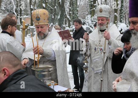 Christopher metropolita ortodoxo consagra la Epifanía de agua en frente de la Iglesia de la Dormición Cementerio Olsany en Praga. Foto de stock
