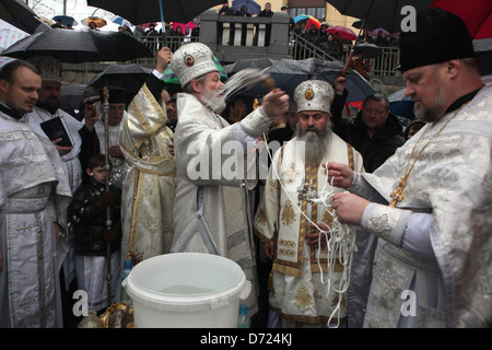 Christopher metropolita ortodoxo consagra la Epifanía, el agua en el terraplén del río Moldava en Praga. Foto de stock