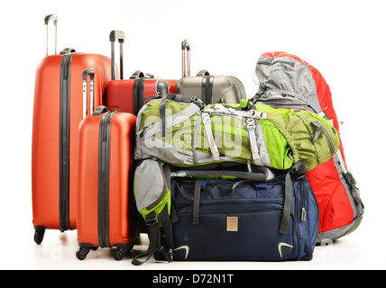 Equipaje compuesto por maletas grandes mochilas y bolsa de viaje aislado en  blanco