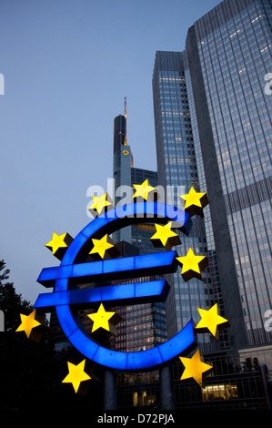 Frankfurt, Alemania, se ilumina el euro escultura delante de la torre del BCE euro Foto de stock