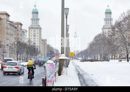 Berlín, Alemania, el tráfico de automóviles en los nevados Karl-Marx-Allee. Foto de stock