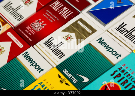 Varios paquetes de cigarrillos. Marlboro, Pall Mall, Winston, Camel, Parlamento, Newport, espíritu estadounidense. Foto de stock