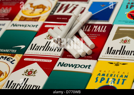 Varios paquetes de cigarrillos. Marlboro, Pall Mall, Winston, Camel, Parlamento, Newport, espíritu estadounidense. Foto de stock