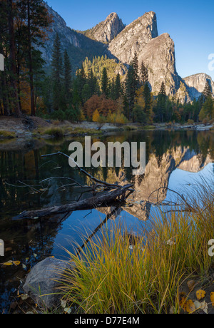 El Parque Nacional de Yosemite, CA: Los tres hermanos se refleja en el río Merced en otoño
