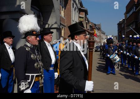 Bélgica Walloonia provincia de Lieja Visé crossbowman desfile Foto de stock