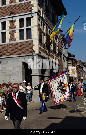 Bélgica Walloonia provincia de Lieja Visé crossbowman desfile Foto de stock
