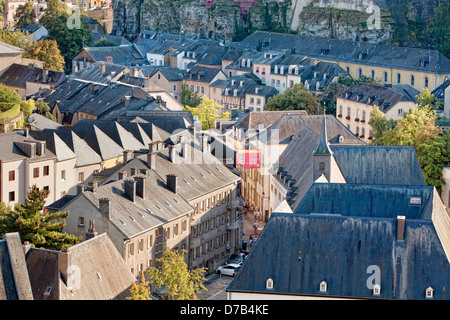 Vista de las casas y calles de la ciudad baja, Grund, visto desde la Corniche, Luxemburgo, Europa Foto de stock