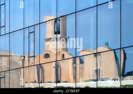 Iglesia de Saint Laurent reflejada en el espejo del Museo MUCEM diseñado por Rudy Ricciotti Marseille Provence France