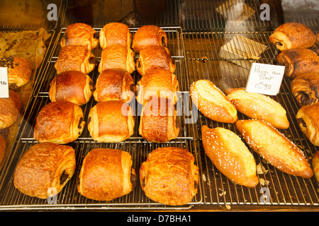 Pan de chocolate / Bollería (pain au chocolat, y pain au lait) en el comal para la venta en la panadería theToulouse Foto de stock
