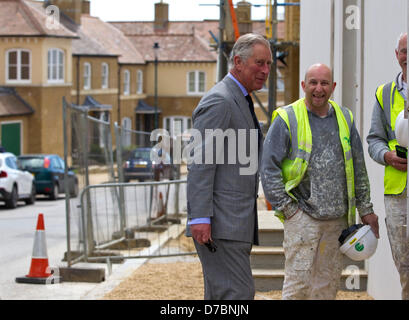 Foto:Jeff Gilbert. Poundbury, Dorset, Inglaterra, Reino Unido. 3 de mayo de 2013. El príncipe Carlos en una gira de la aldea de Dorset como parte de su 20º aniversario visita a Poundbury que desarrolló cerca de Dorchester, Suroeste de Inglaterra. Foto de stock