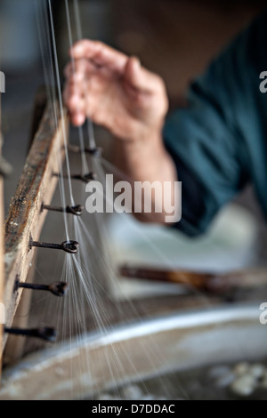 Producir fibras de seda Foto de stock