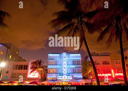 Hoteles Art Decó iluminada en el famoso Ocean Drive, en South Beach, Miami Beach, Florida, EE.UU.