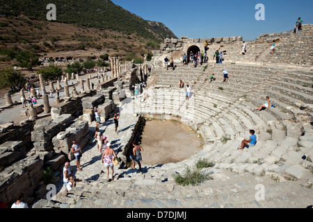 La gente visita la Odeion, en Éfeso, Esmirna, Turquía Foto de stock