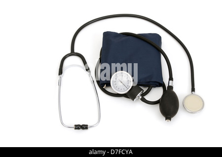 Estetoscopio y manómetro para la medición de la presión sanguínea en fondo blanco. Foto de stock