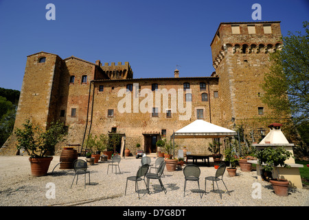 Italia, Toscana, Val d'Orcia, Castillo de Spedaletto agriturismo Foto de stock