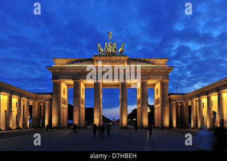 La Puerta de Brandenburgo en Berlín por la noche