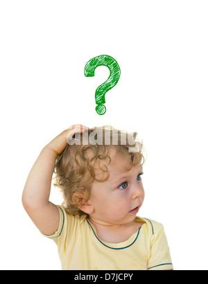 Lindo niño niño rascándose la cabeza verde encima de interrogación aislado sobre fondo blanco.