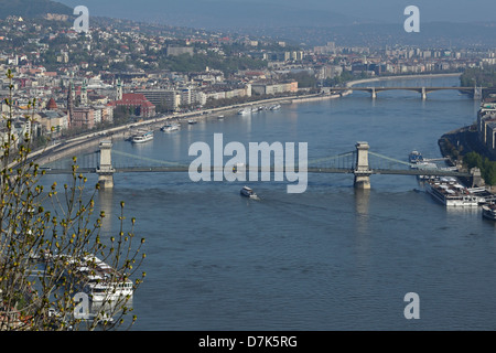 El Puente de las cadenas y el Puente Margarita cruzando el río Danubio, Budapest Foto de stock