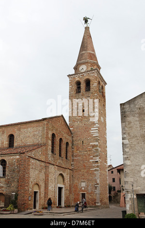 La catedral (aka el Duomo o la Basílica di Sant Eufemia) en Grado, Italia. Foto de stock