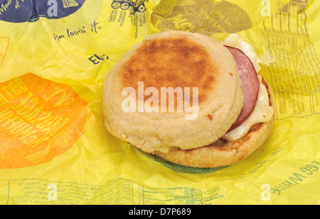 McDonald's Delight McMuffin de huevo del desayuno sandwich con tocino canadiense en papel envoltorio. Ee.Uu. Foto de stock