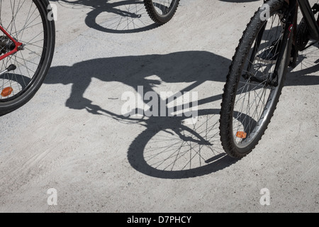 Sombra de un ciclista pedaleando en su bicicleta