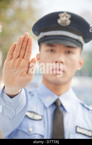 Oficial de Policía para detener Motioning Foto de stock
