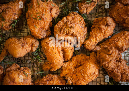 https://l450v.alamy.com/450ves/d7thef/pollo-frito-en-la-freidora-d7thef.jpg