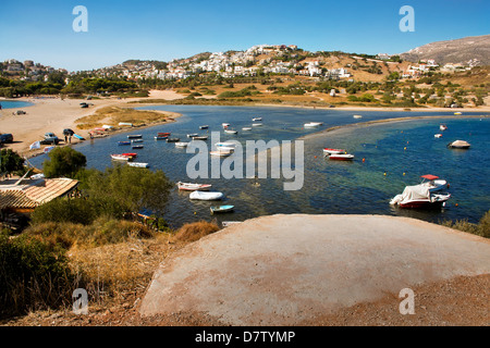 Los barcos en el mar, el puerto del Golfo, Grecia, los Balcanes Foto de stock