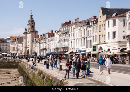 La gente camina a lo largo de la orilla del mar en el puerto de La Rochelle, Francia Foto de stock