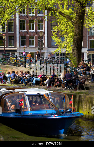 Barco turístico en Leliegracht, Ámsterdam, Países Bajos Foto de stock