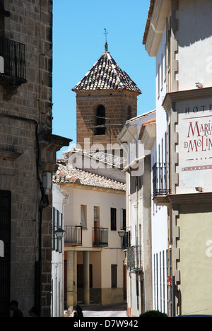Típica ciudad antigua calle angosta con la torre de la iglesia hacia la parte trasera, Úbeda, provincia de Jaén, Andalucía, España, Europa Occidental.