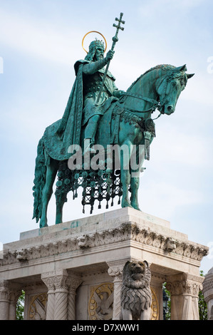 Budapest , Hungría , el Bastión de los pescadores, la estatua de bronce de escultura St santo rey Esteban 1 de 7 tribus magiares coronado 1,000/1 AD Foto de stock