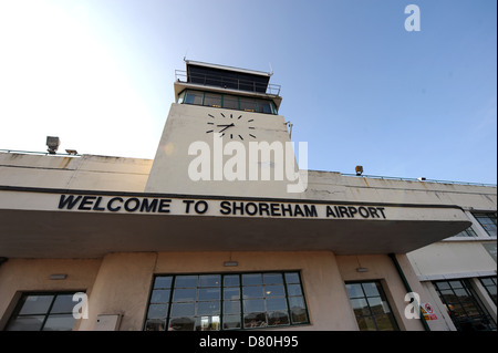 Brighton y el edificio de la terminal del aeropuerto de la ciudad de Shoreham cartel de bienvenida Foto de stock