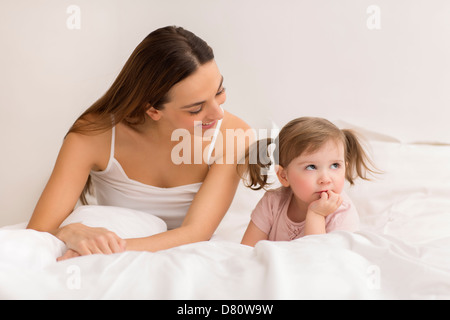 Controversia entre un niño y su madre en el dormitorio blanco