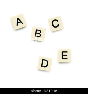 Cortar cinco piezas de Scrabble en fondo blanco. Foto de stock
