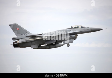 La Fuerza Aérea polaca F-16C Block 52 aviones obtiene airborne durante el ejercicio del programa TLP de la OTAN en España. Foto de stock