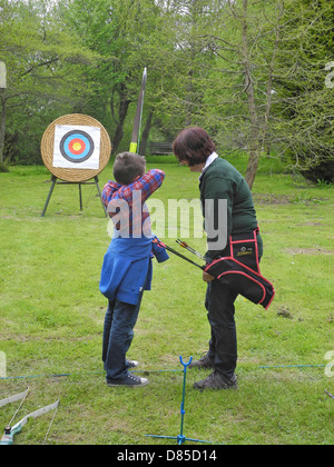 Un joven aprender el tiro con arco. Ningún modelo de versiones sólo para uso editorial Foto de stock