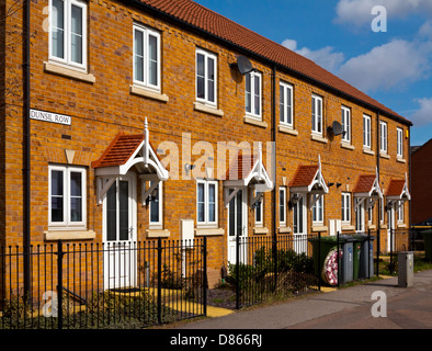 Casas modernas en una terraza con barandas en Clipstone Village Nottingham Inglaterra Foto de stock