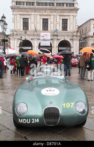 Un Vintage 1952 C-Type Jaguar compite en la Mille Miglia 1000 millas de ida y vuelta desde Brescia a Roma y viceversa.