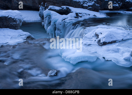 Codo cae Bragg Creek, Alberta, Canadá en invierno Foto de stock