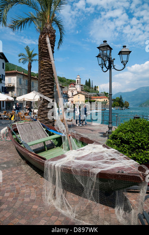 Riva di Solto, el lago de Iseo, Lombardía, Italia Foto de stock