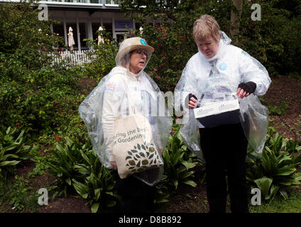 Londres, Reino Unido. El 24 de mayo de 2013. El personal que se enfrenta a las condiciones climáticas frías y húmedas en el Chelsea Flower Show. Fotógrafo: Gordon Scammell/Alamy Live News