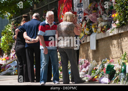 Londres, Reino Unido. El 26 de mayo, 2013. Los miembros del soldado asesinado el baterista Lee Rigby visite el sitio Woolwich de su asesinato para ver los muchos miles de tibutes floral. Crédito: Paul Davey/Alamy Live News